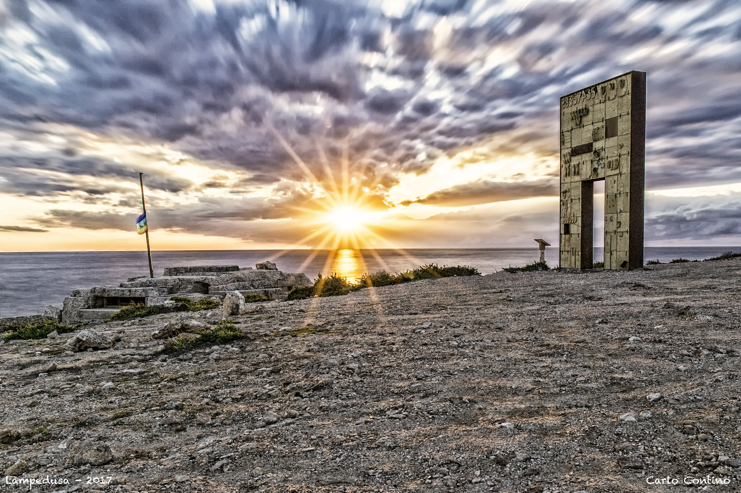 La Porta d’Europa: monumento-simbolo che guarda verso l’Africa e parla di accoglienza.