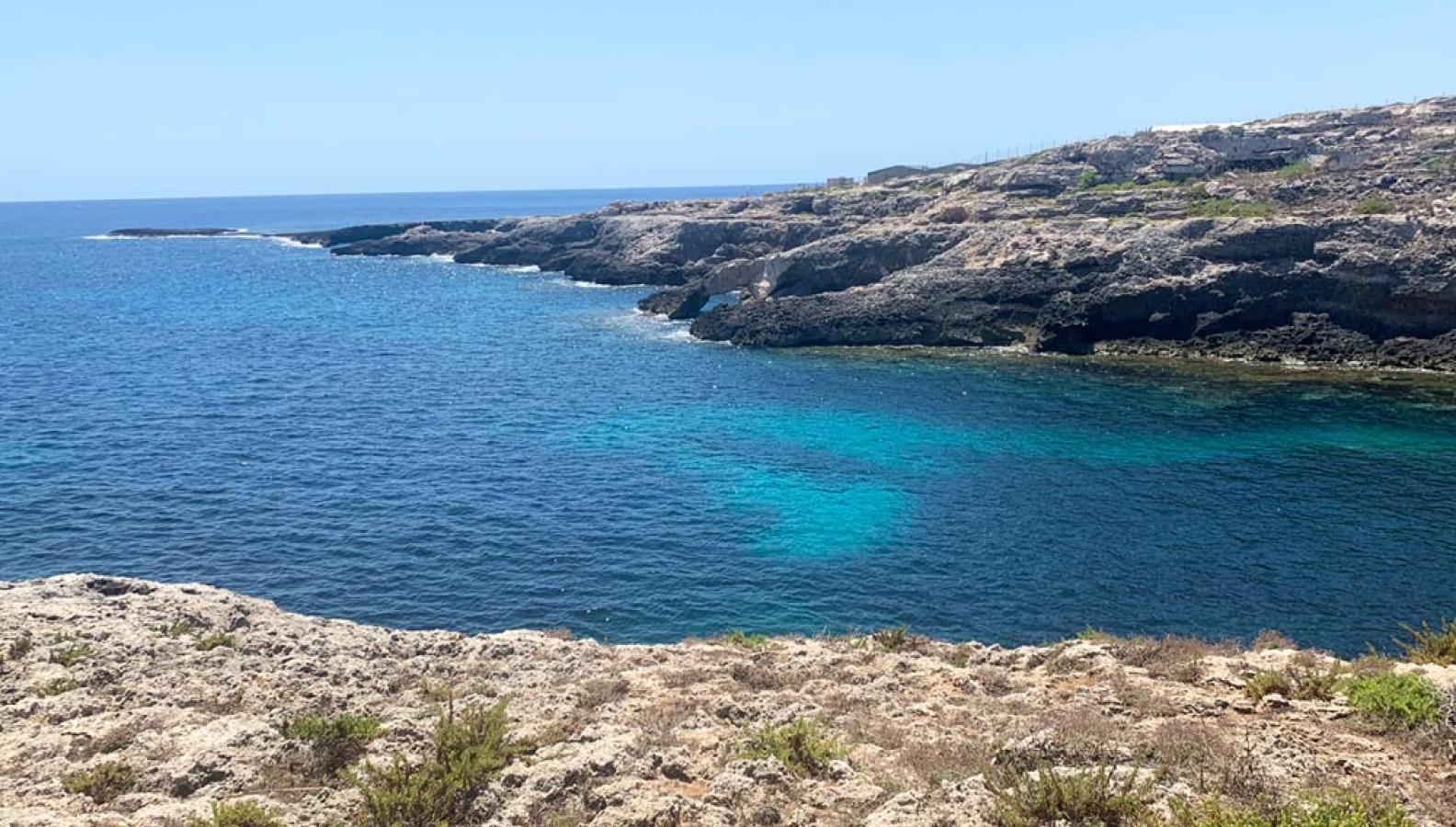 Scogliera di Punta Sottile Lampedusa: luogo solitario ed emozionante al confine del mare.